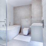 Modernes minimalistisch eingerichtetes Badezimmer