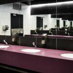 Modernes Gäste WC mit großer Spiegelwand und mehreren Waschbecken