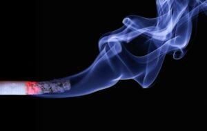 Verglühende Zigarette mit Rauch
