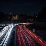 Fahrzeuglichter auf der Autobahn, nachts