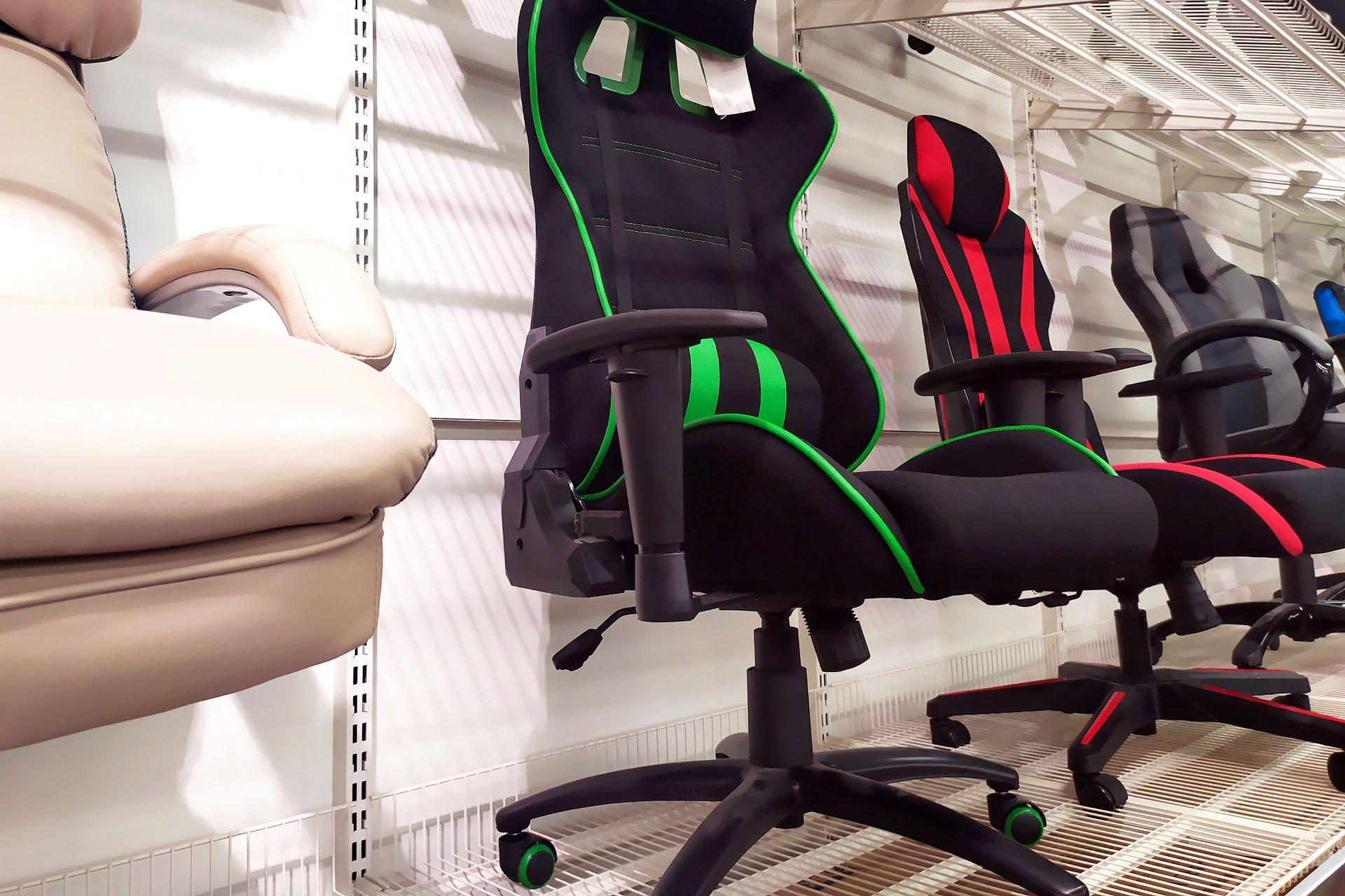 Verschiedene ergonomische Bürostühle im Geschäft ausgestellt