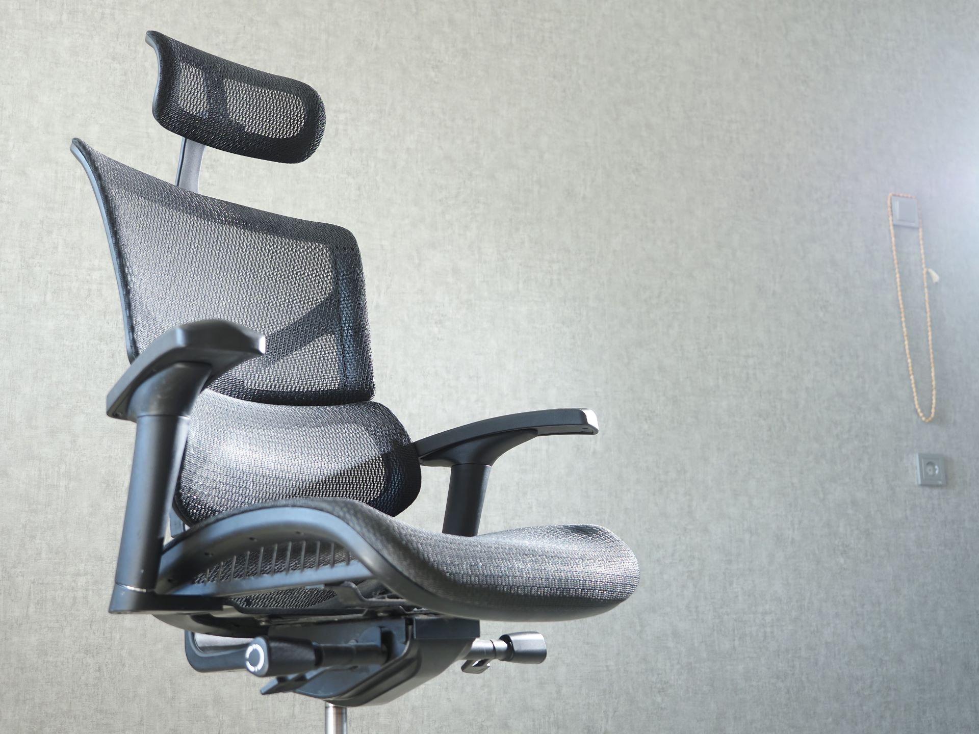 Moderner ergonomischer Bürostuhl mit atmungsaktivem Mesh