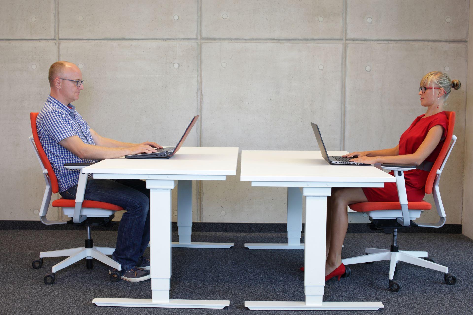 Vergleich von Sitzhaltungen mit ergonomischen Bürostühlen im Büro